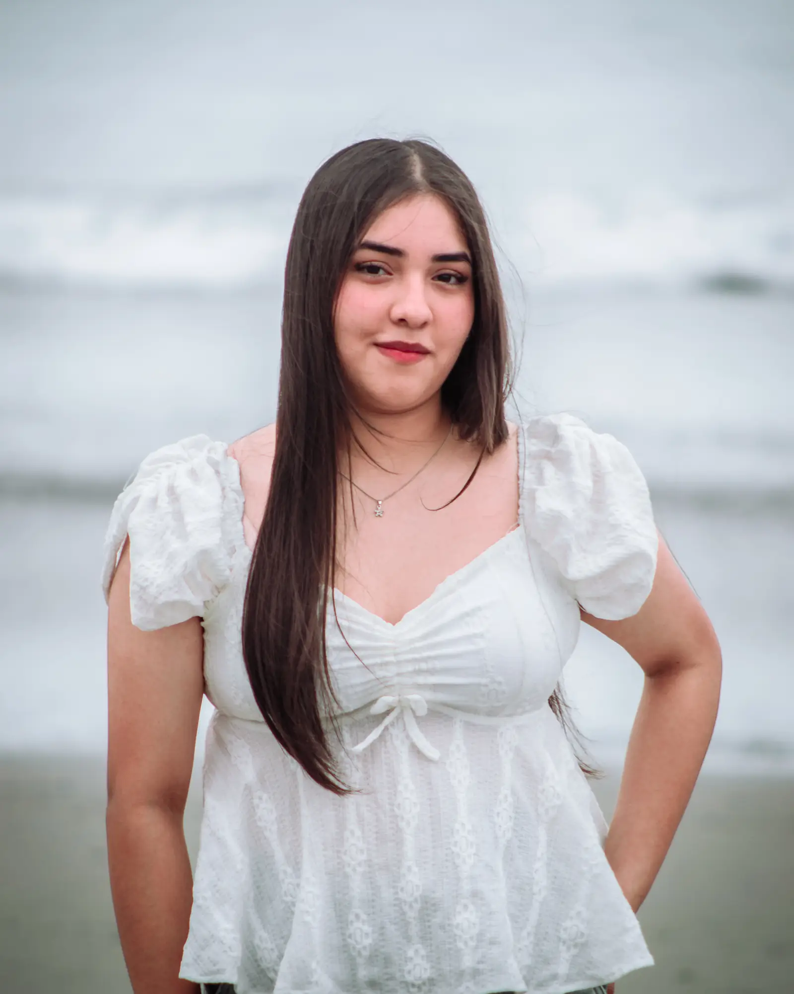 Retrato en la playa con blusa blanca