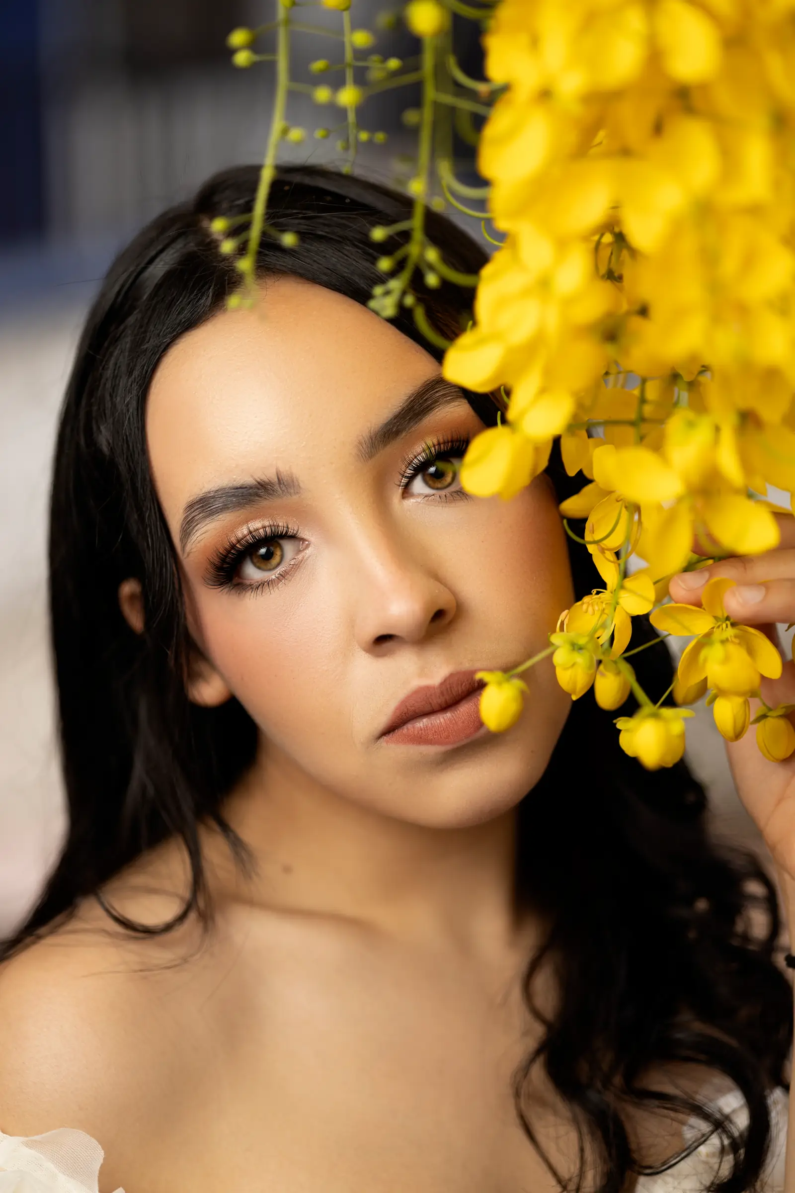 Retrato con flores amarillas