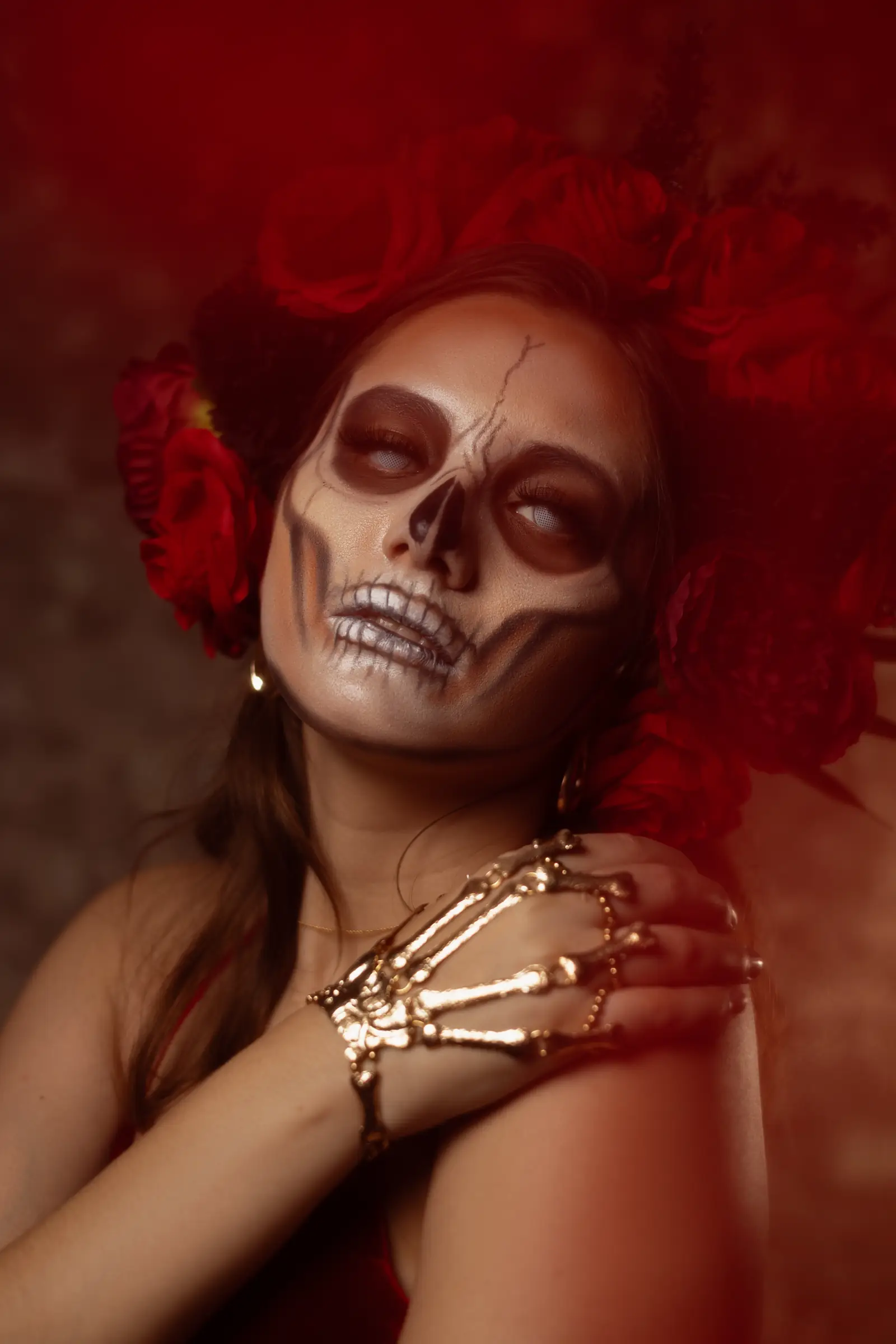 Retrato temático de catrina con rosas rojas