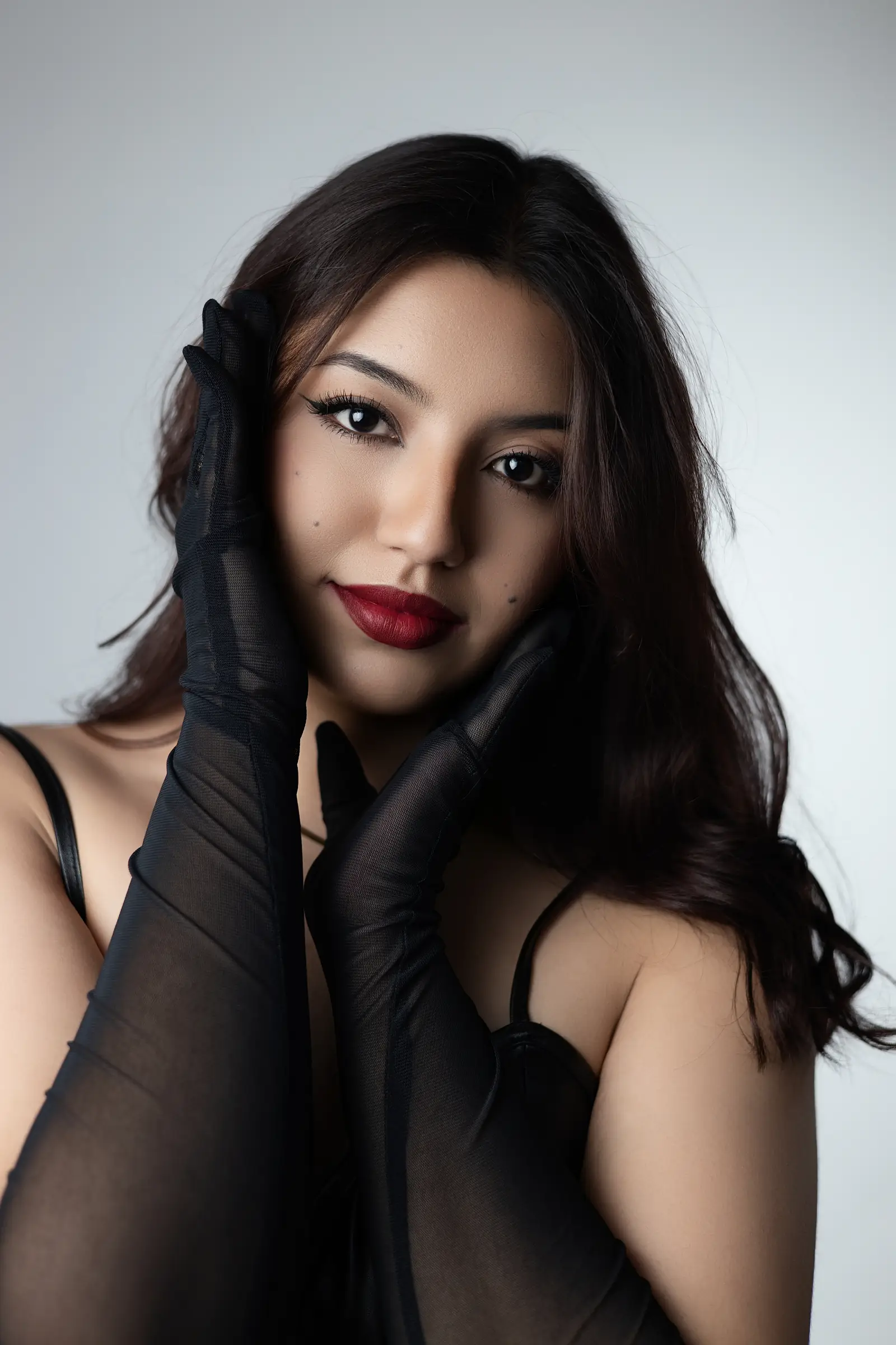 Retrato de estudio con guantes de malla negros