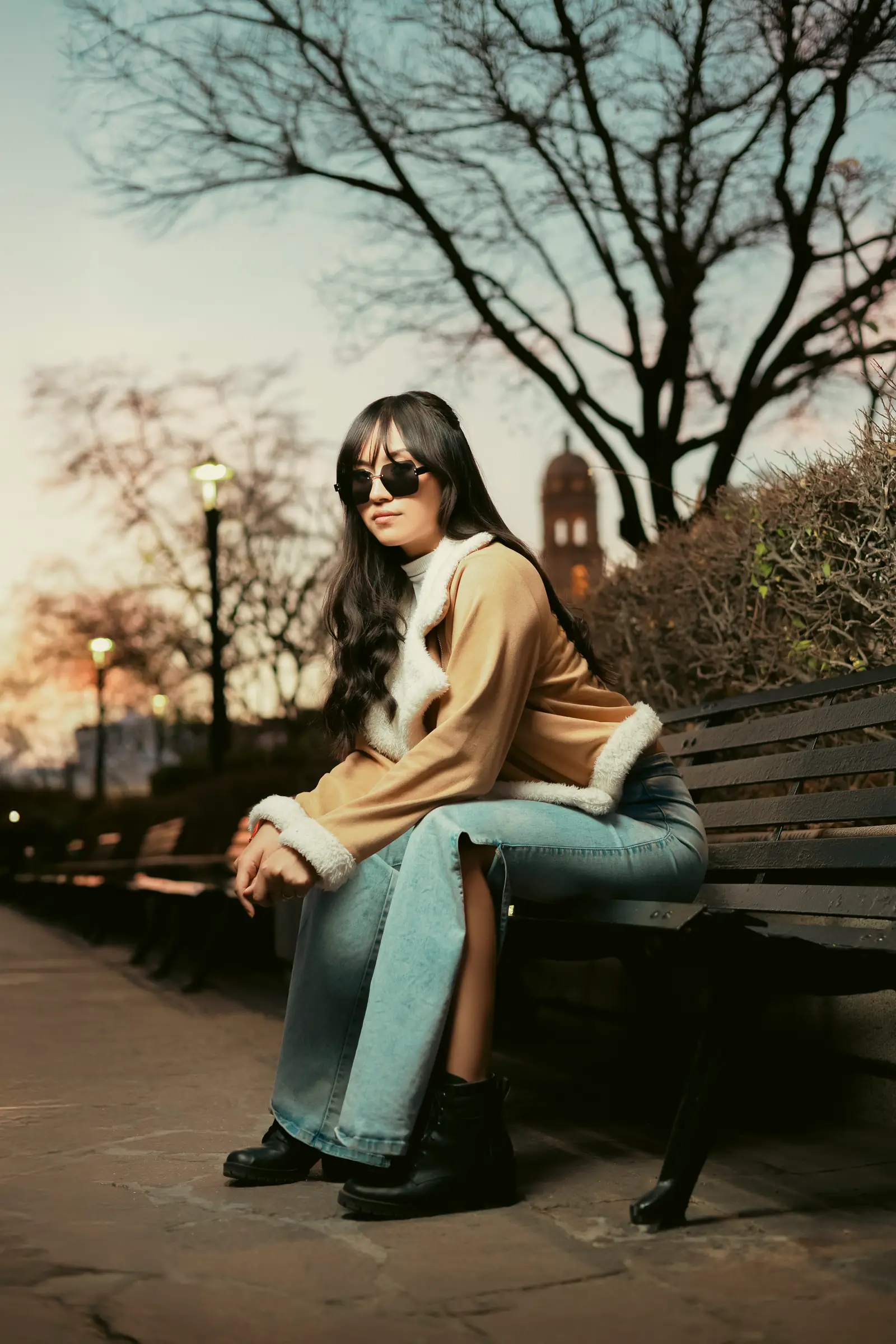 Retrato sentada en una banca al atardecer
